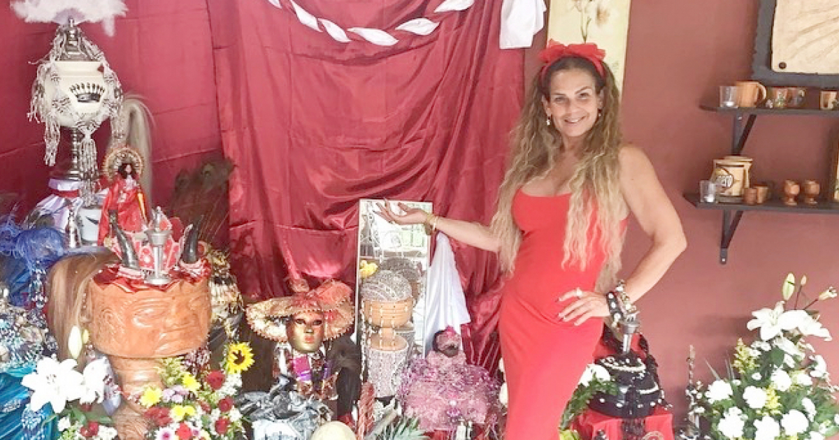 Niurka Marcos celebra sus ocho años de santo con un gran altar: 