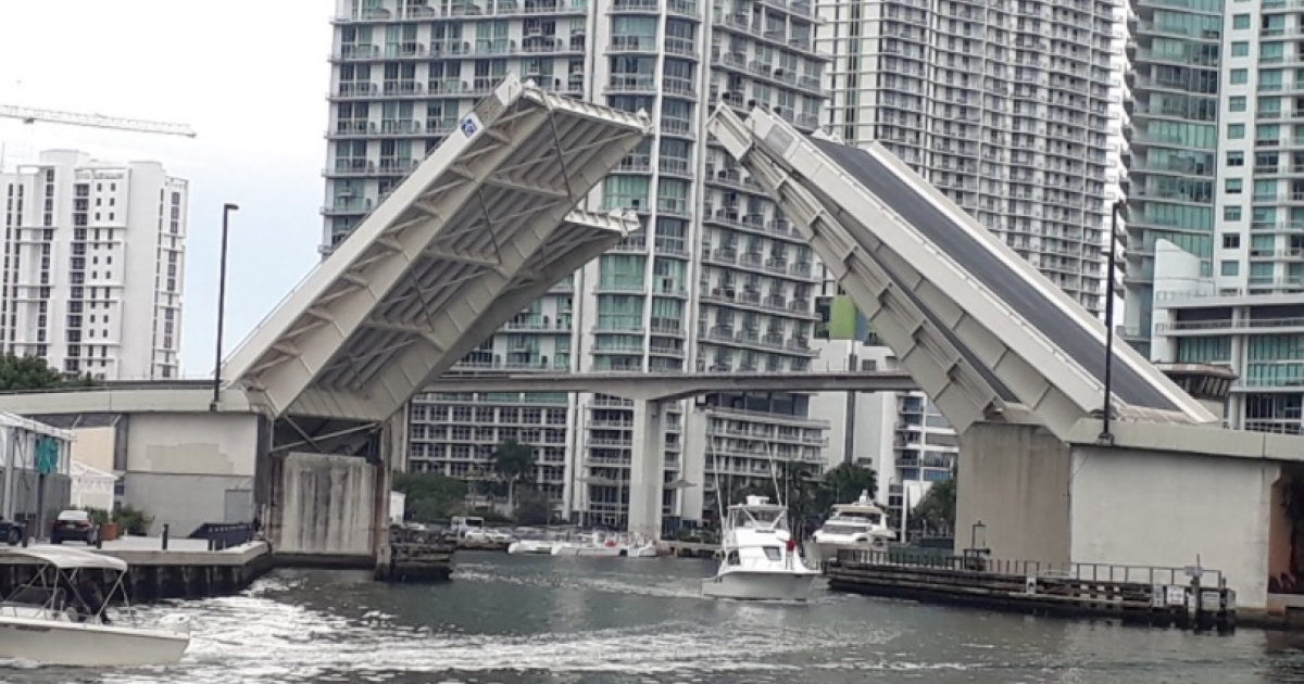 Mujer se tira del Puente de Brickell en Miami