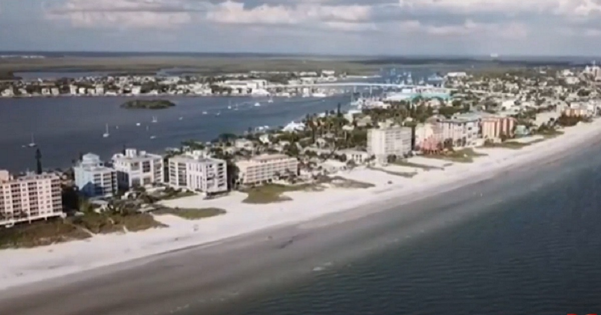Marea roja en costa suroeste de Florida © Captura de video / Telemundo51