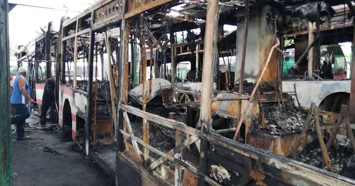 Ómnibus destruido por incendio en la Base de Ómnibus Hicacos, de Santa Marta © Facebook / Telebandera