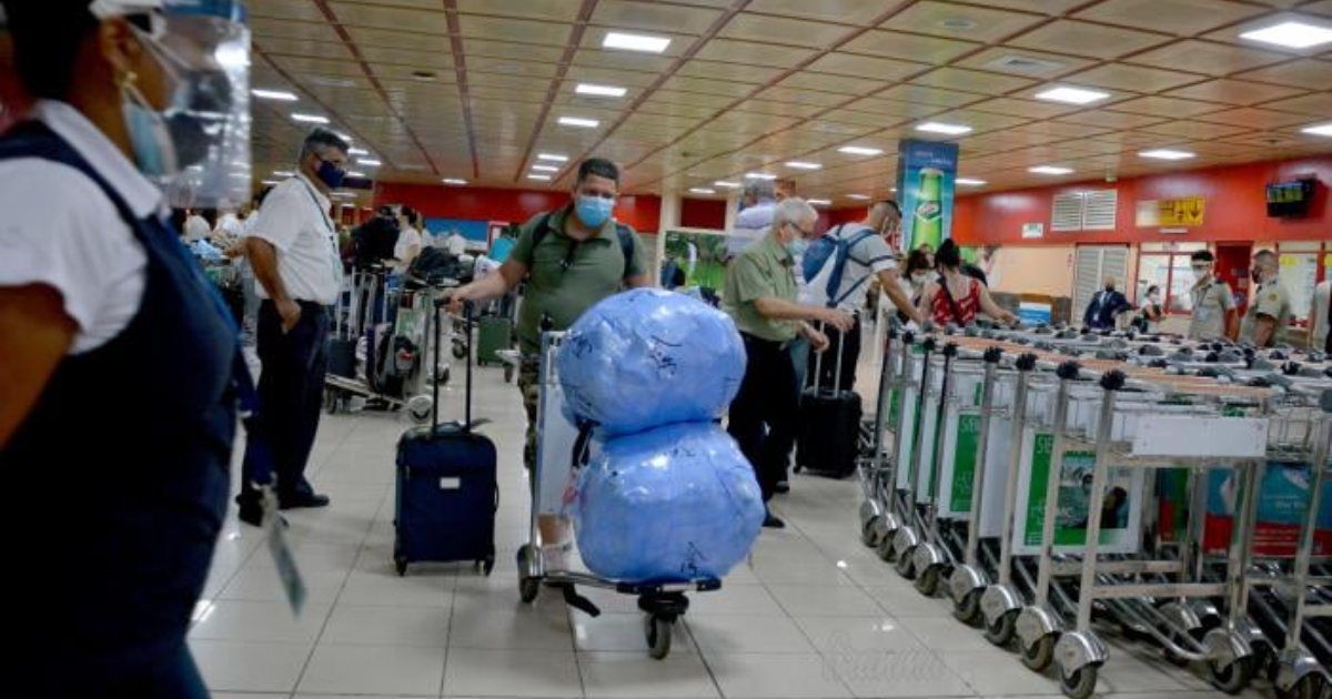Viajeros en aeropuerto cubano © Facebook / Aduana de Cuba
