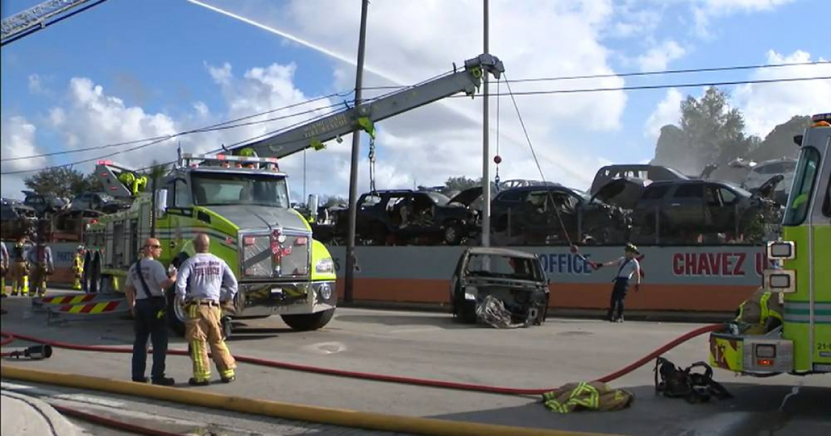 Incendio en depósito de chatarra en el noroeste de MiamiDade