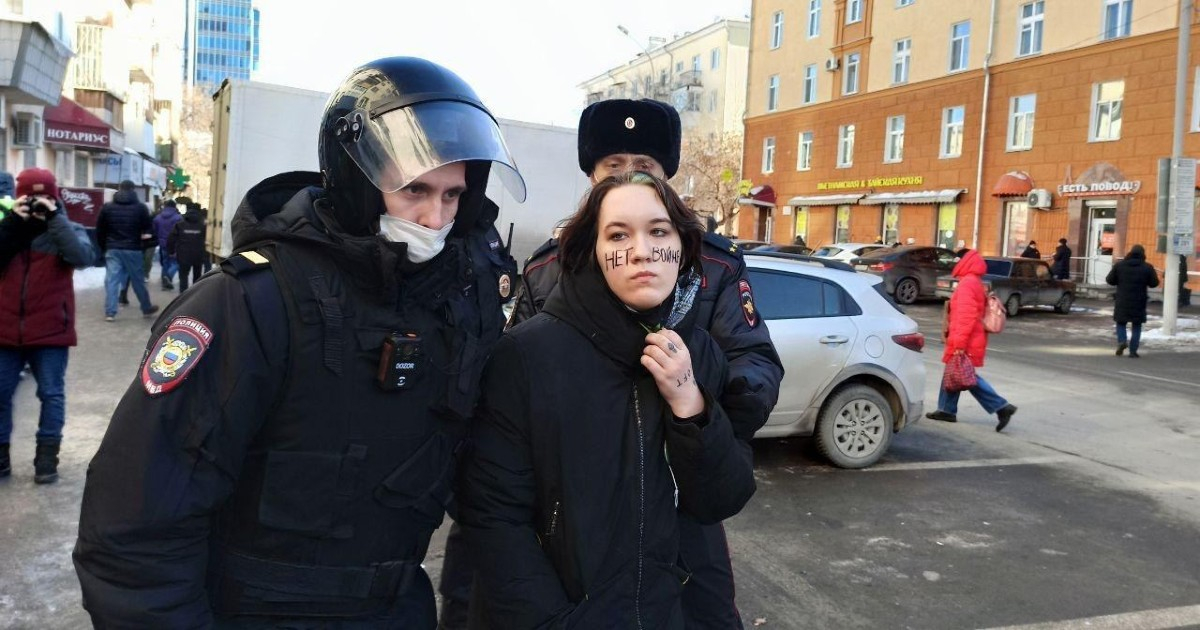 Manifestante rusa contraria a la guerra detenida por la policía © Novaya Gazeta / 66.ru