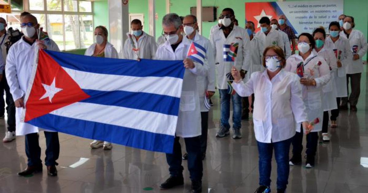 Brigada de 184 profesionales de la salud cubanos que partió hacia Sudáfrica en abril de 2020 © Granma/Ricardo López Hevia