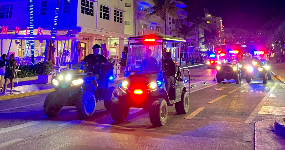 Policía durante toque de queda en Miami Beach © Twitter / Commissioner Alex Fernandez