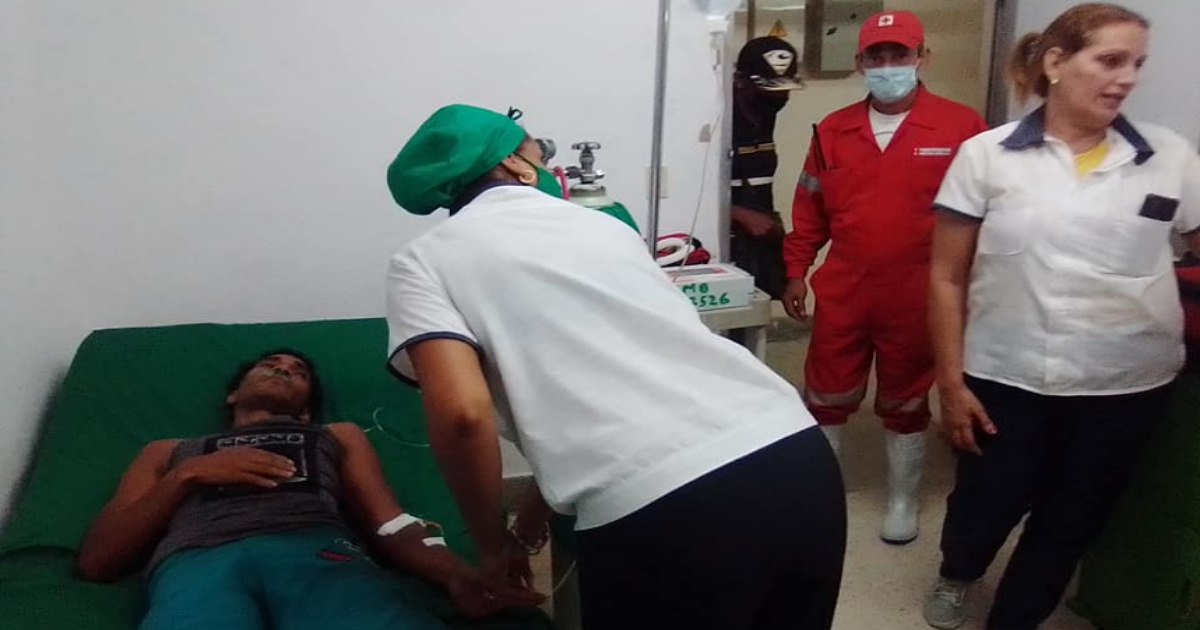 Personal médico atiende a lesionados en Playa Sardinero © Facebook/Aris Aria Batalla