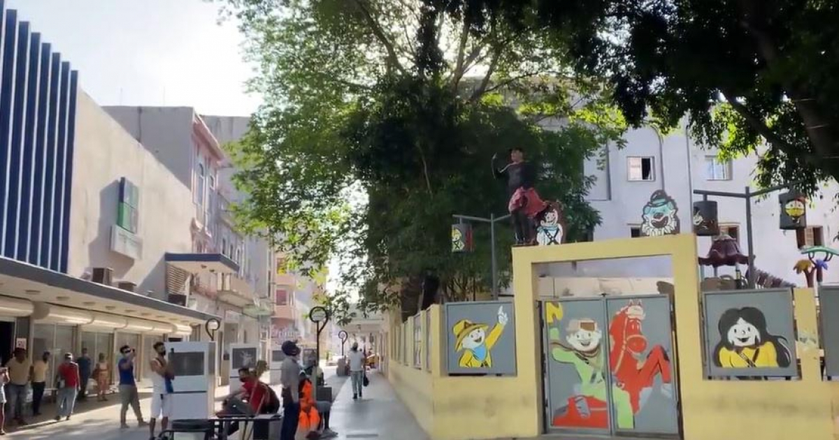 El disidente Carlos Ernesto Díaz González protesta en el boulevard de San Rafael © Captura de video Facebook / Cubalex