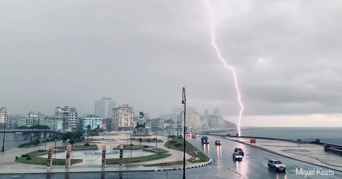 Blitzeinschlag am Malecon in Havanna, Oktober 2021 | Bildquelle: https://www.cibercuba.com/noticias/2022-08-12-u1-e199894-s27061-alertan-aumento-rayos-cuba © Facebook / Luis Miguel Sánchez Arévalo | Bilder sind in der Regel urheberrechtlich geschützt