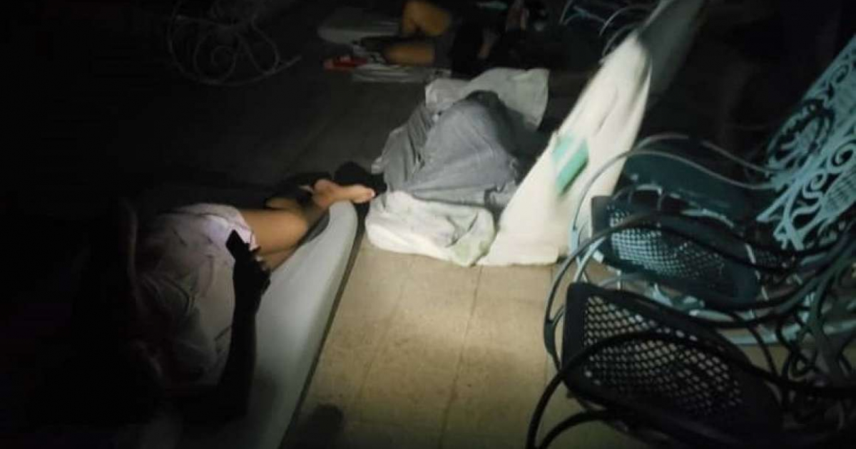 Embarazadas durmiendo en el suelo del hogar materno © Cuba_Libre y Yannis Estrada / Twitter