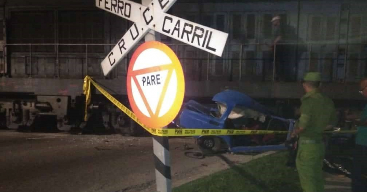 Choque de un auto con tren en La Habana deja al menos dos fallecidos