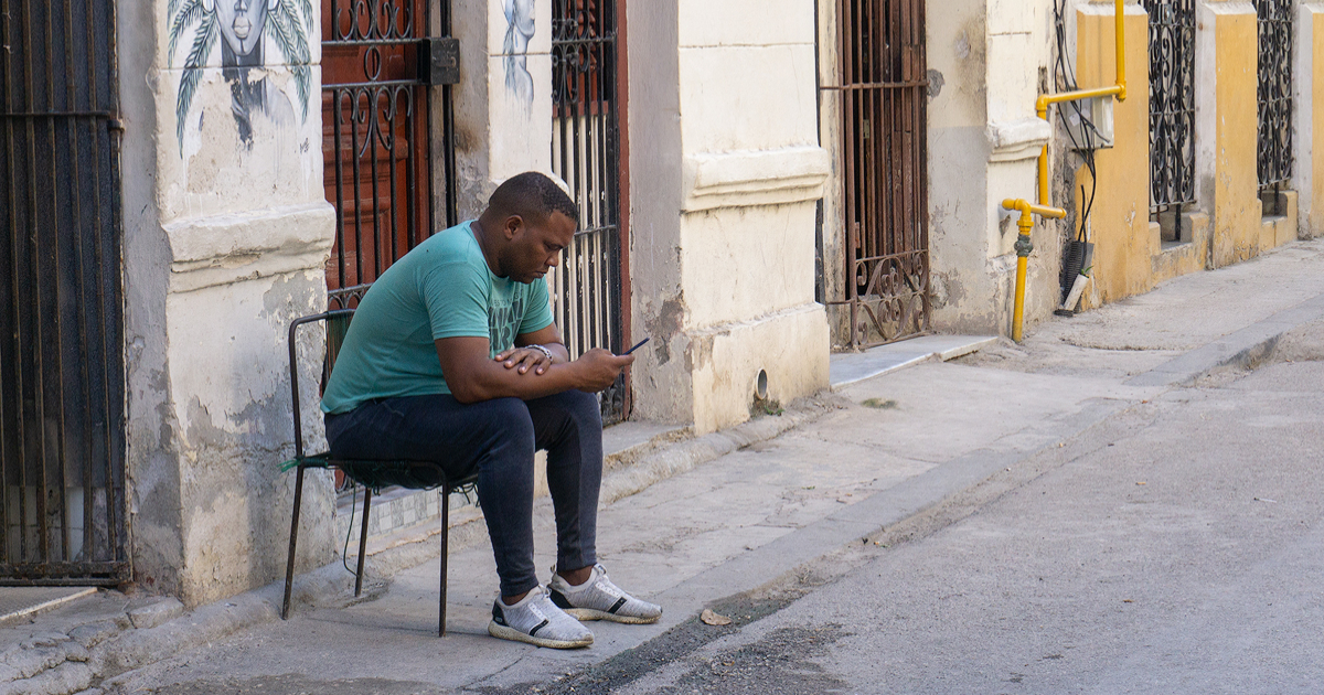 Cubano conectado con su celular (Imagen de referencia) © CiberCuba