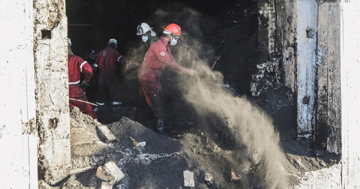 Labores de rescate en derrumbe de chimenea en termoeléctrica de Matanzas © Periódico Girón