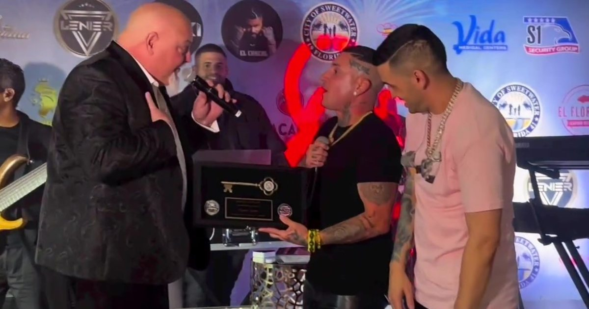 El alcalde Orlando López entrega la llave a Osmani García © Instagram / Osmani García