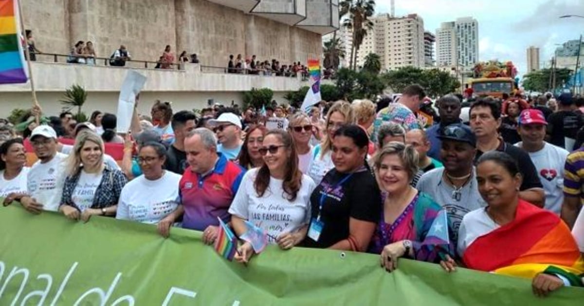 Mariela Castro y Lis Cuesta en la cabecera de la "conga" © Cubadebate