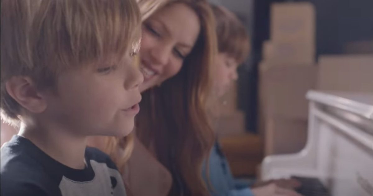 Shakira junto a sus hijos Milan y Sasha en videoclip de "Acróstico" © YouTube / Shakira