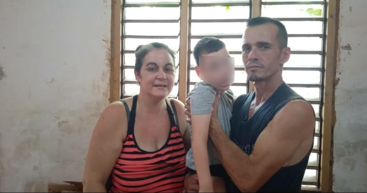 Ediel González junto a su familia © Facebook / Javier Candelario Diéguez