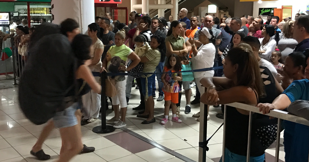 Turistas que llegan al Aeropuerto de La Habana y cubanos esperando a sus familiares © CiberCuba