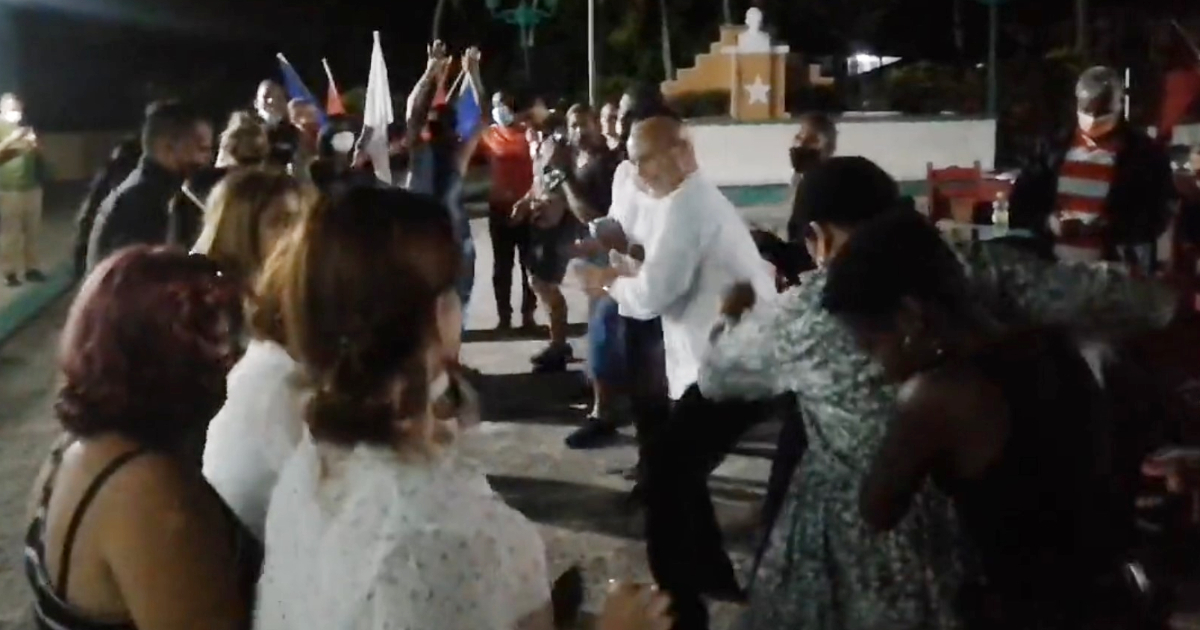 Former spy Gerardo Hernandez celebrates Santa Maria festival, Cubans respond to him