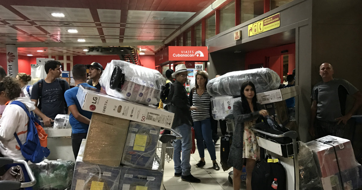 Pasajeros en el Aeropuerto José Martí de La Habana © CiberCuba