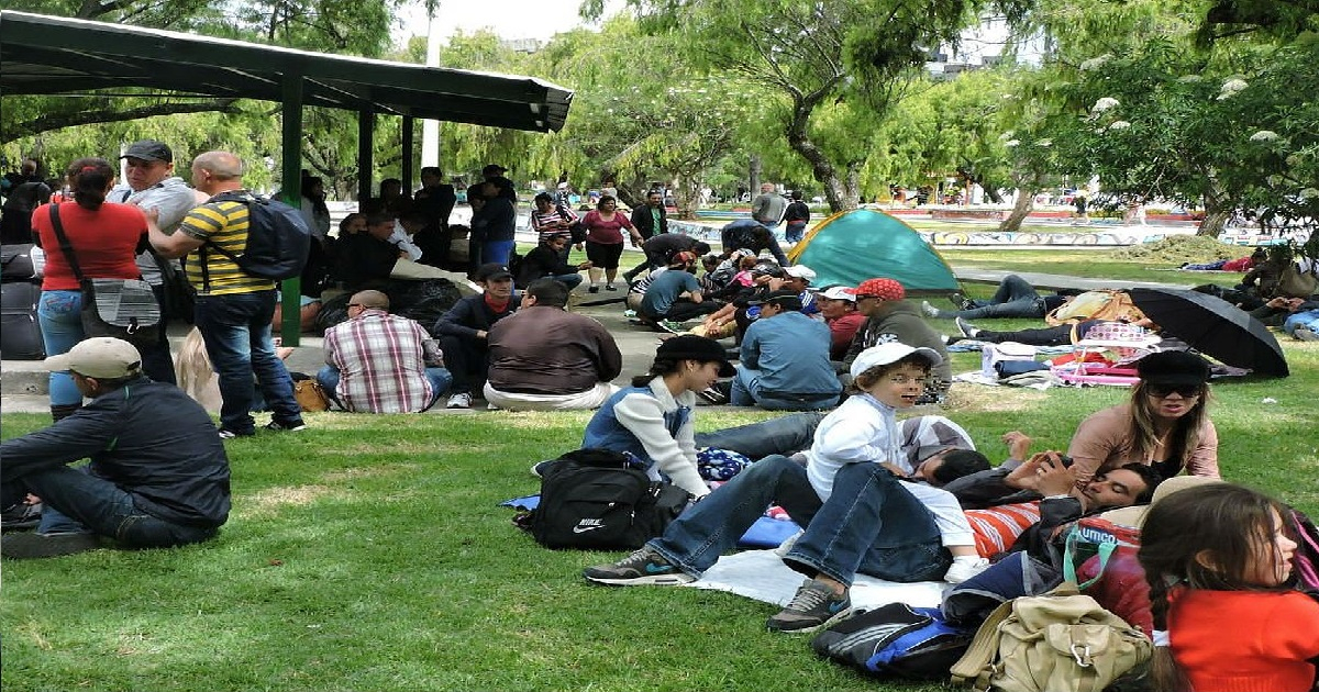 Cubanos desalojados en Quito, acampan ahora en un parque