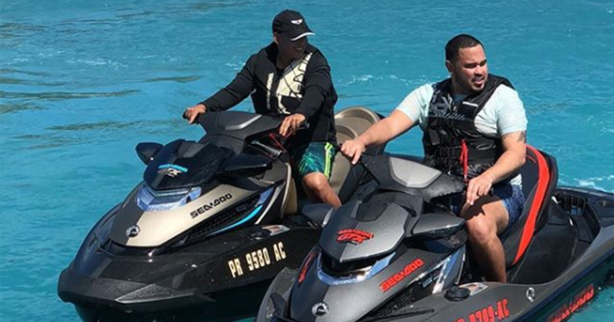 Daddy Yankee y sus amigos se relajan disfrutando de un paseo en moto ...