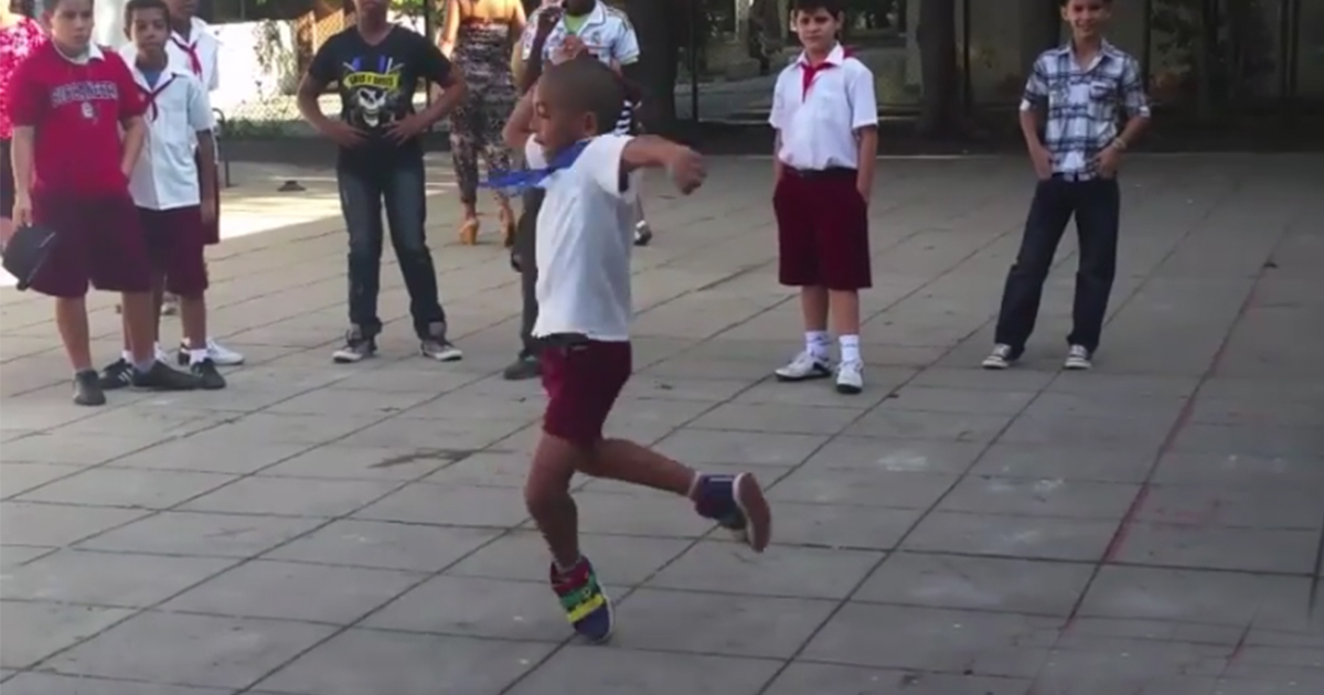 Niño cubano de 6 años sorprende en una escuela primaria con su baile